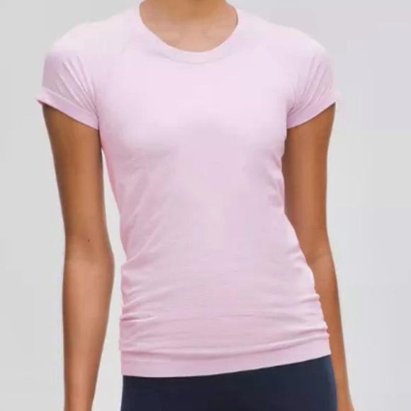 Lululemon- Swiftly Tech Short-Sleeve
Shirt 2.0 *Hip Length Size: 6 - Picture 1 of 6